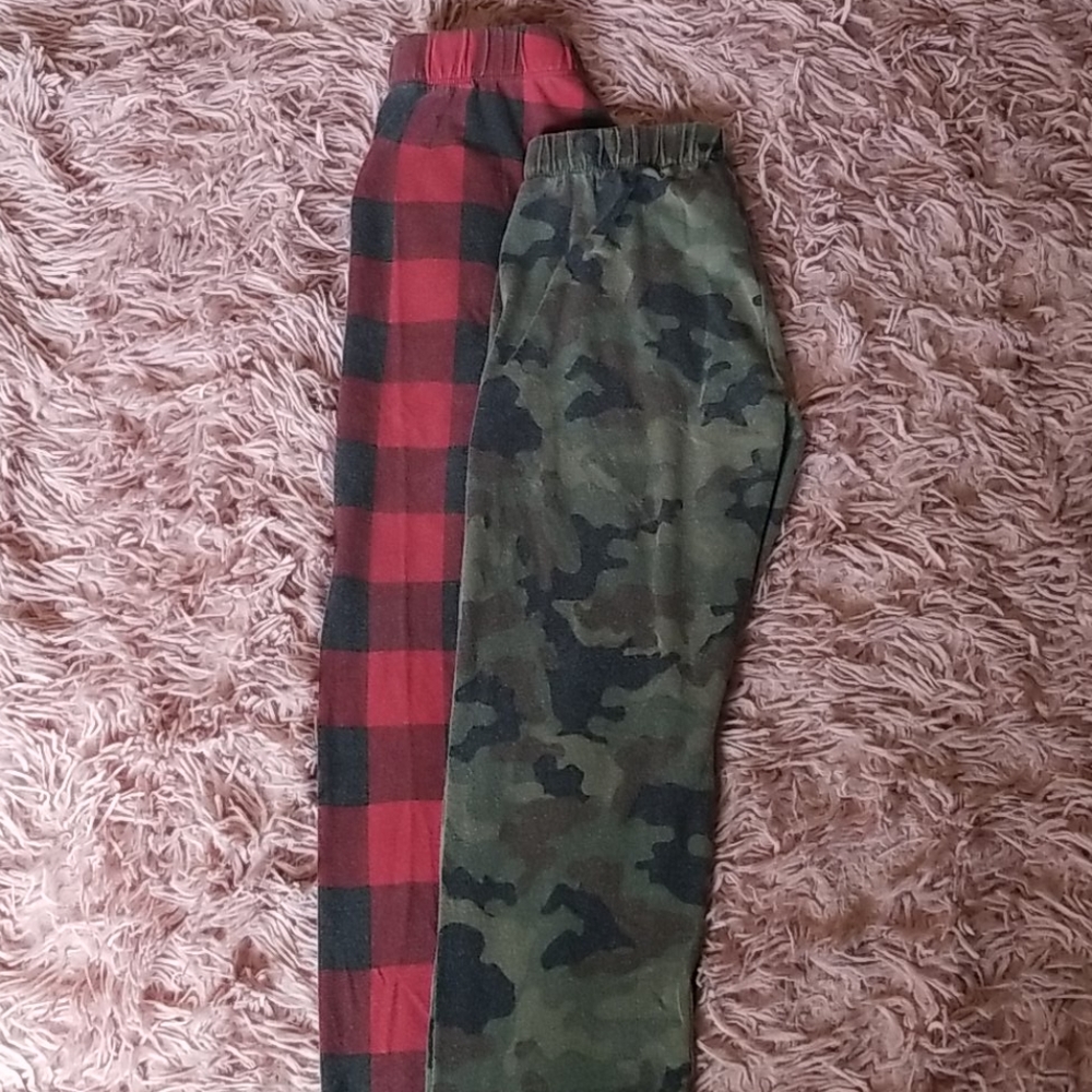 3/22!!! Pair of Leggings Plaid and Camo
